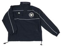 Tmavomodrá šusťáková sportovní bunda s nápisem 