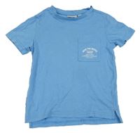Modré tričko s kapsou a nápisem Alive