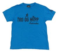 Modré tričko s nápisem