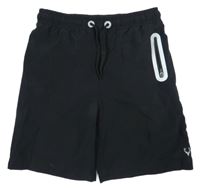 Černé sportovní kraťasy s nápisem 