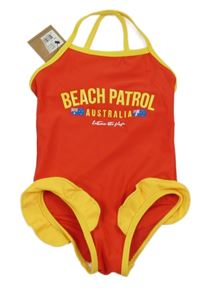 Nové - červeno-žluté jednodílné plavky s nápisy a vlajkami a volánky BEACH PATROL