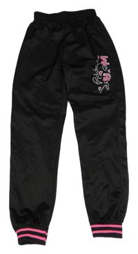 Černé sportovní kalhoty s nápisem 