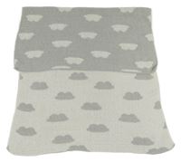 Šedo-bílá pletená deka s mraky 