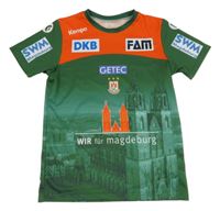 Zeleno-červené sportovní tričko s nápisy 