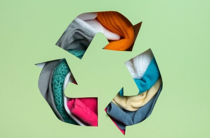 Komplexní pohled na principy, výhody, nevýhody a případná rizika second hand obchodů od separace odpadu přes slow fashion až po fairtrade
